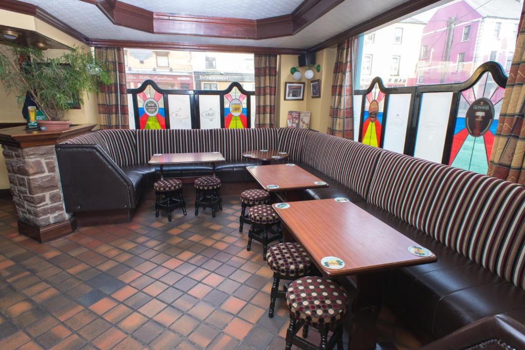 Larkin'S Pub, Restaurant, And B&B Milltown  외부 사진